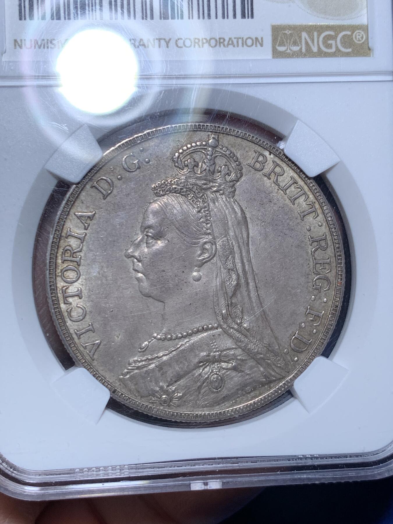 《竞宝斋》第297场- 周日，周一  2场连拍 （全场包邮） NGC MS63 英国1887维多利亚高冠马剑 原味老包浆 底板干净没有任何划痕