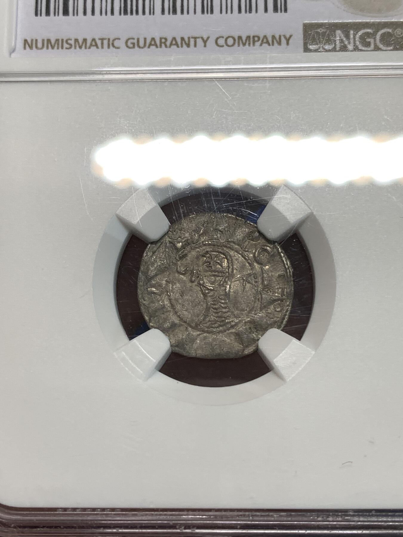 《竞宝斋》第297场- 周日，周一  2场连拍 （全场包邮） NGC AU50 中世纪十字军国家安条克公国1163-1201年第纳尔银币。发行者是博希蒙德三世，正面是经典的士兵身着锁子甲，头戴十字架头盔，铭文：BOANVIIDVS（博希蒙德）；背面是十字架和星月标志，铭文：AIITIOCIIIA（安条克）。非常经典的品种，打制清晰，图案完整，包浆均匀自然。