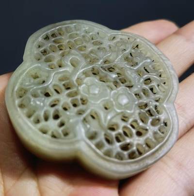 旧藏和田玉双面镂空精雕玉牌 旧藏和田玉双面镂空精雕玉牌