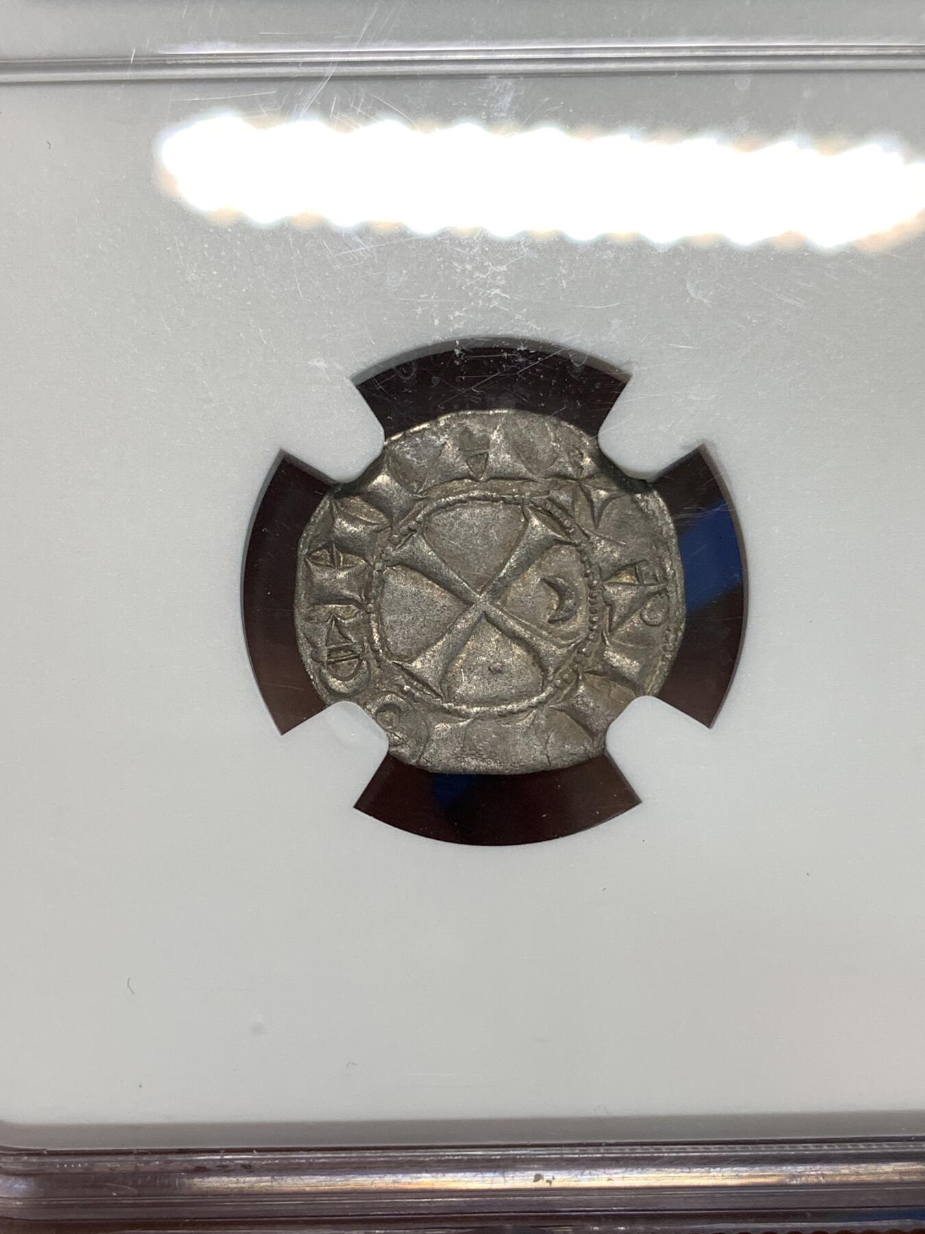 《竞宝斋》第297场- 周日，周一  2场连拍 （全场包邮） NGC AU50 中世纪十字军国家安条克公国1163-1201年第纳尔银币。发行者是博希蒙德三世，正面是经典的士兵身着锁子甲，头戴十字架头盔，铭文：BOANVIIDVS（博希蒙德）；背面是十字架和星月标志，铭文：AIITIOCIIIA（安条克）。非常经典的品种，打制清晰，图案完整，包浆均匀自然。