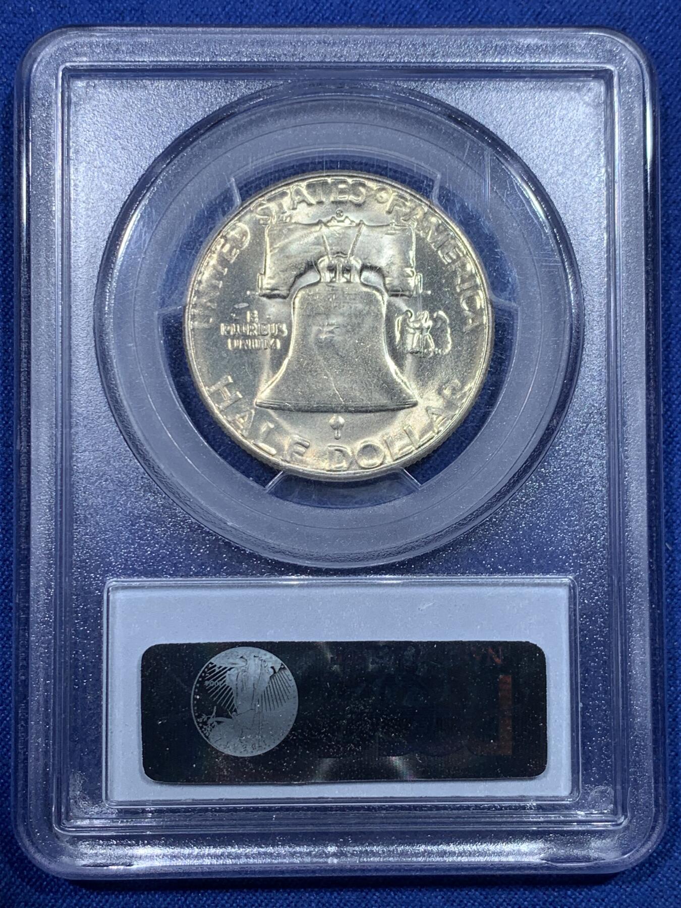 《竞宝斋》第297场- 周日，周一  2场连拍 （全场包邮） PCGS MS64 美国1954年富兰克林半美元50C，洛杉矶厂铸造。正面是本杰明·富兰克林的头像，背面为举世闻名的自由钟。整体金黄包浆，黄油原光充足，品相非常好。P盒老盒严评，官网指导价260CNY。
