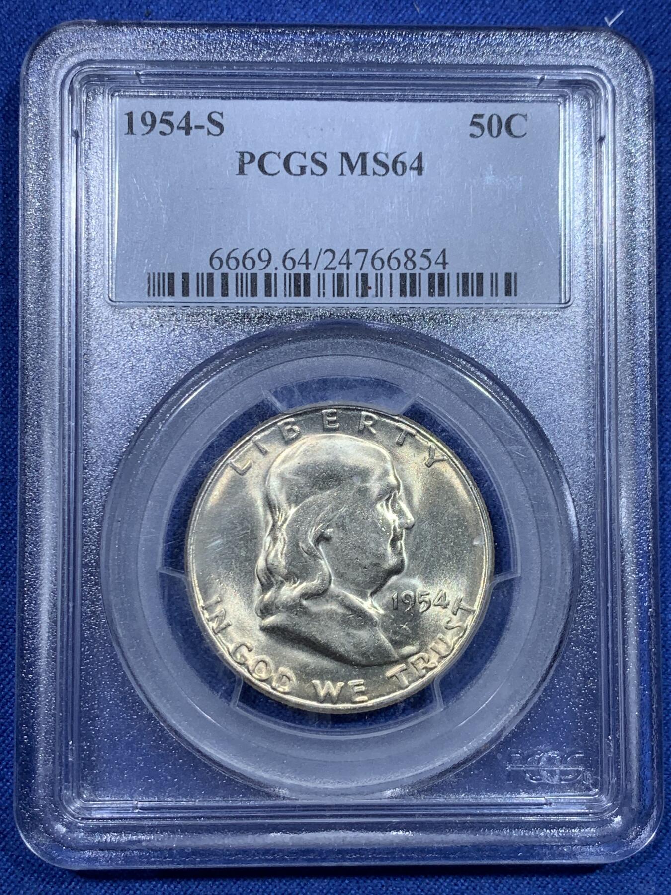 《竞宝斋》第297场- 周日，周一  2场连拍 （全场包邮） PCGS MS64 美国1954年富兰克林半美元50C，洛杉矶厂铸造。正面是本杰明·富兰克林的头像，背面为举世闻名的自由钟。整体金黄包浆，黄油原光充足，品相非常好。P盒老盒严评，官网指导价260CNY。