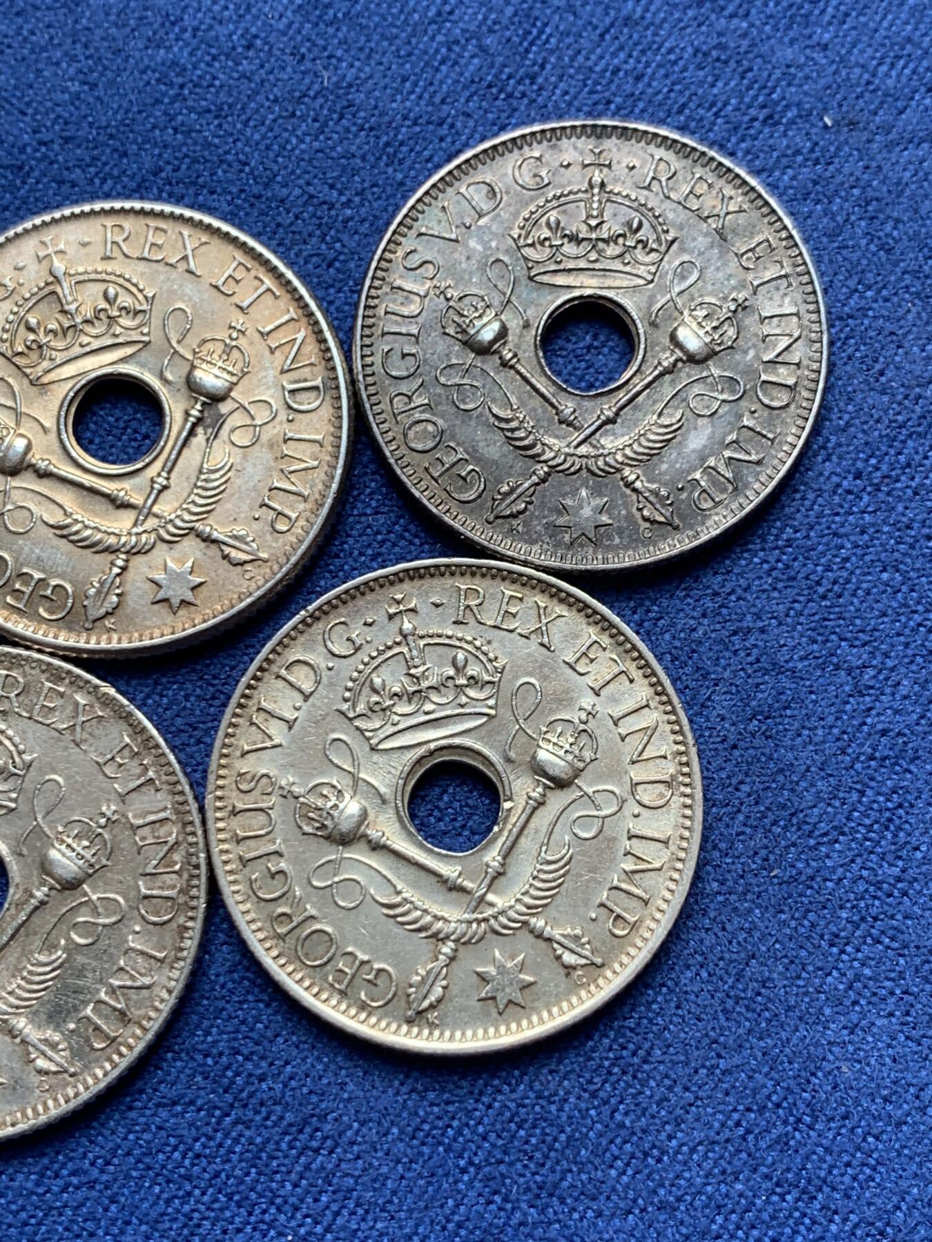 《竞宝斋》第297场- 周日，周一  2场连拍 （全场包邮） 4枚一组 英国托管新几内亚 1935*2/1938/1945年 1先令 乔治五世/乔治六世 银币 大洋洲五彩包浆转光
