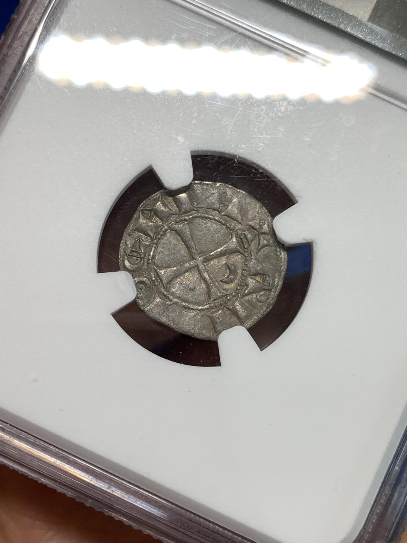 《竞宝斋》第297场- 周日，周一  2场连拍 （全场包邮） NGC AU50 中世纪十字军国家安条克公国1163-1201年第纳尔银币。发行者是博希蒙德三世，正面是经典的士兵身着锁子甲，头戴十字架头盔，铭文：BOANVIIDVS（博希蒙德）；背面是十字架和星月标志，铭文：AIITIOCIIIA（安条克）。非常经典的品种，打制清晰，图案完整，包浆均匀自然。