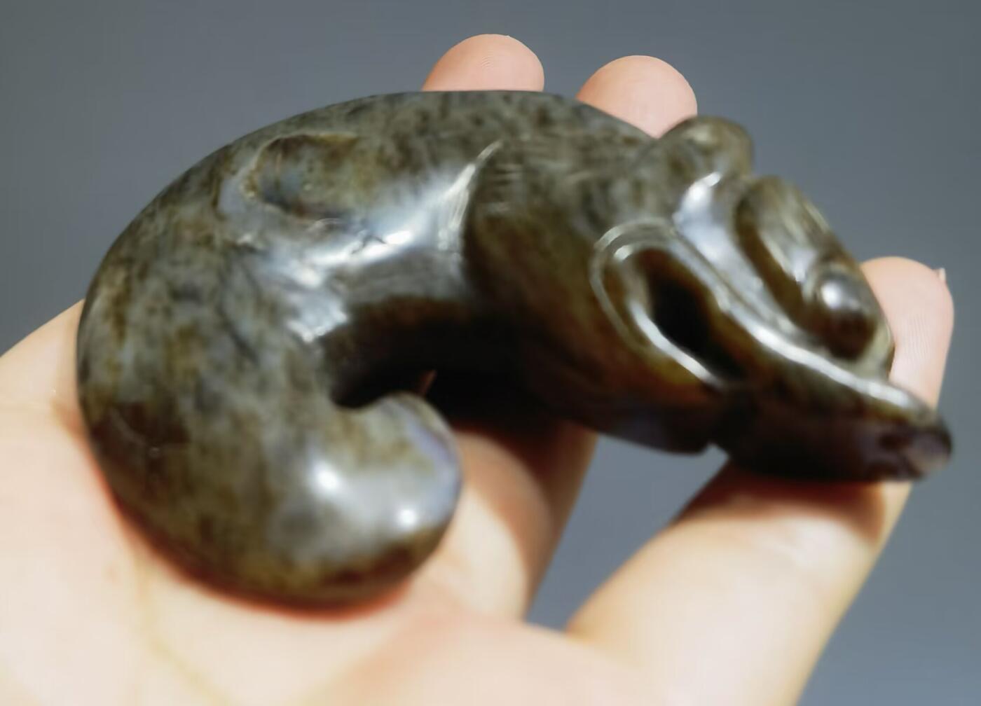 玉猪龙把件