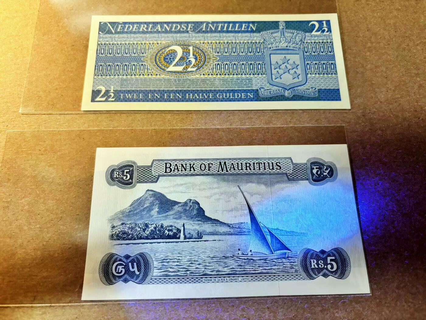 【Blue Auction】✨世界纸币精拍第526期【精】 【一组2张888豹子号】毛里求斯 5卢比 戎装女王&荷属安的列斯 2 1/2盾 均UNC-