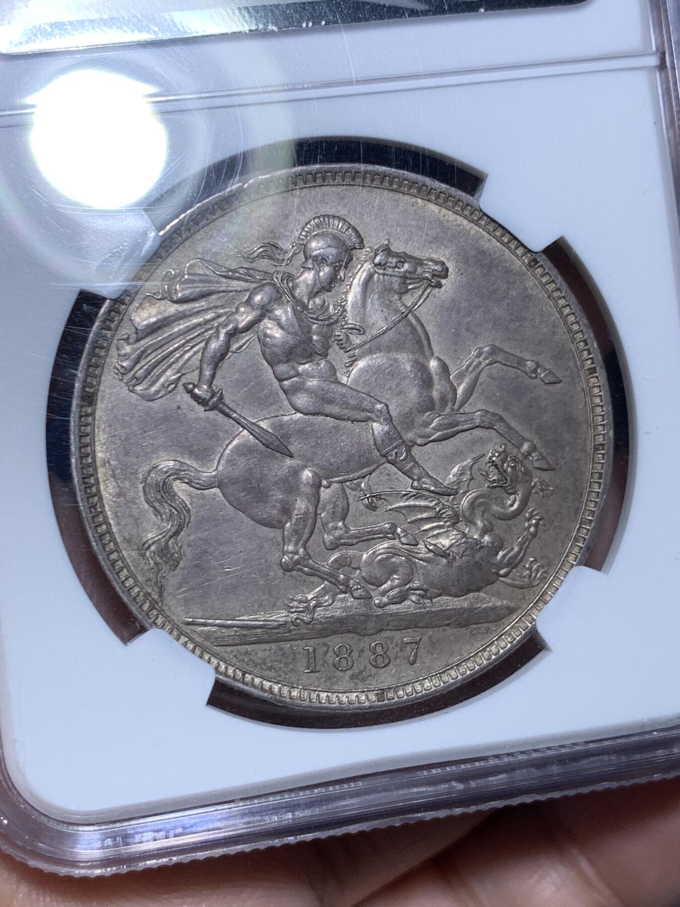 《竞宝斋》第297场- 周日，周一  2场连拍 （全场包邮） NGC MS63 英国1887维多利亚高冠马剑 原味老包浆 底板干净没有任何划痕