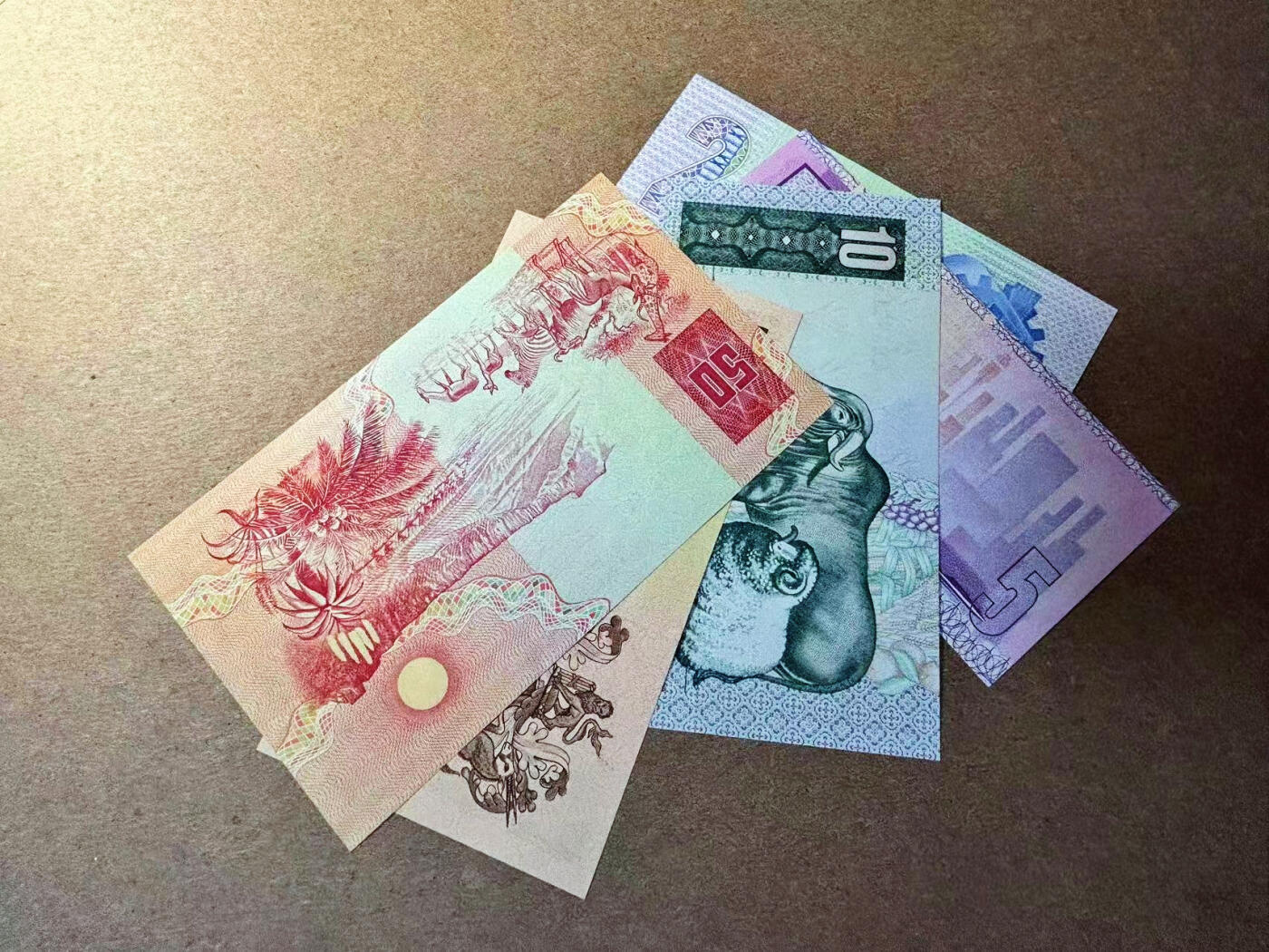 【Blue Auction】✨世界纸币精拍第526期【精】 【一组5张】南非2-5兰特 UNC/UNC-