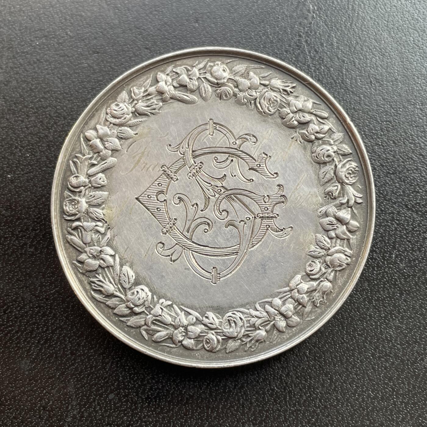 「木头集藏」章牌精品专场！ 1919年法国婚礼银章   直径：41mm，30.7g，背面与侧面花体刻字很漂亮。