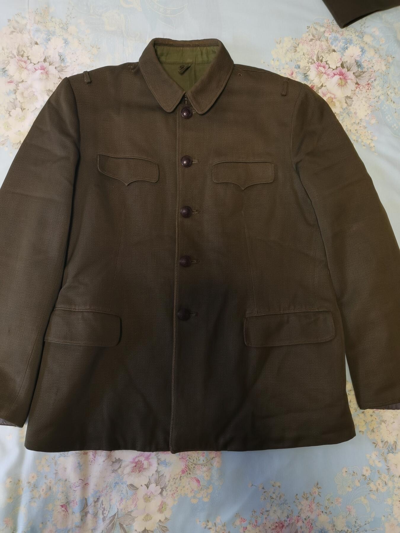 勋章专场 64年产55式马裤呢军服内衬羽纱料，有花袖，正宗的五五式军服有使用痕迹肩宽44，袖长62，胸围106，衣长75