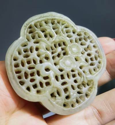 旧藏和田玉双面镂空精雕玉牌 旧藏和田玉双面镂空精雕玉牌