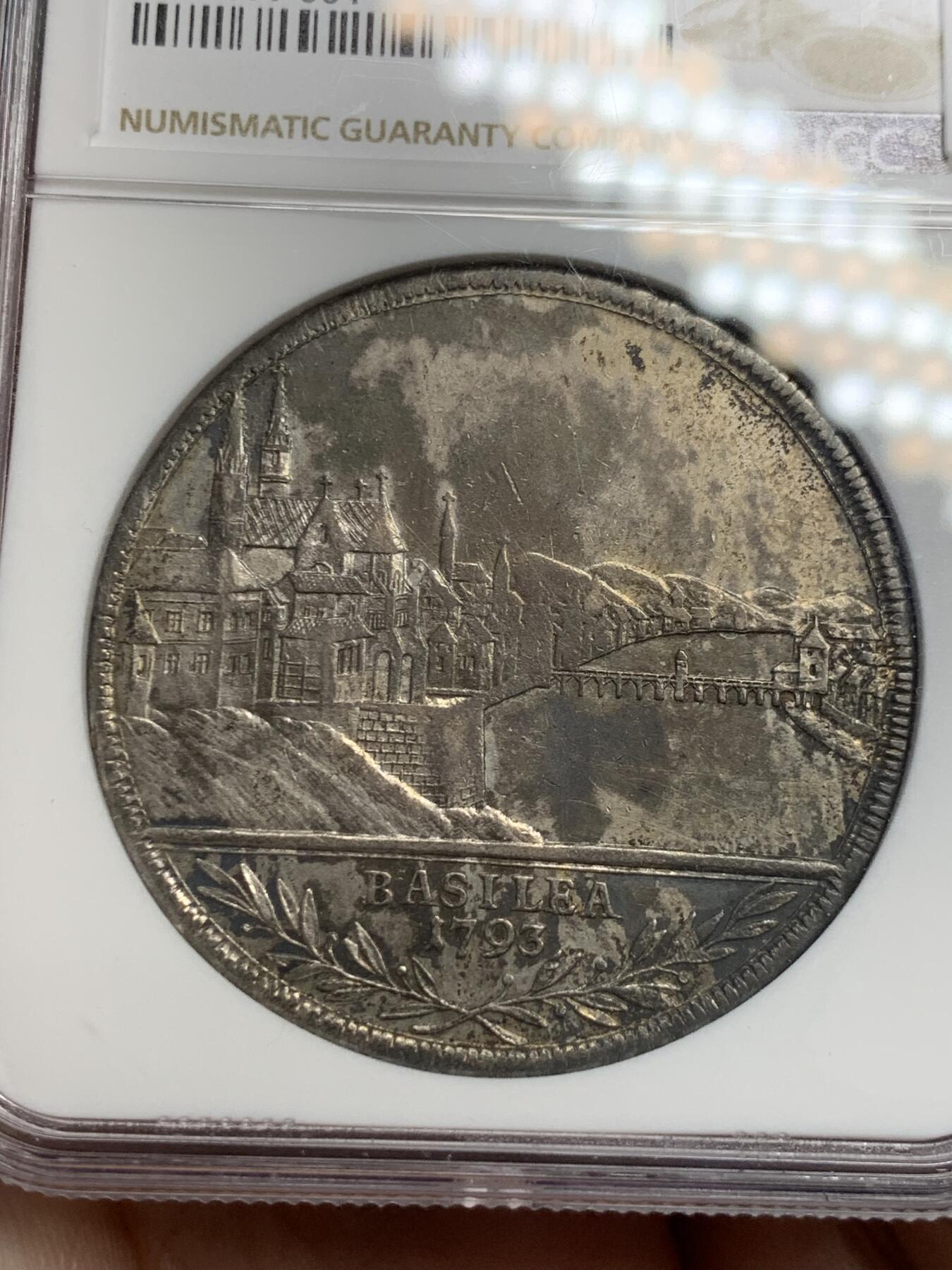 《竞宝斋》第297场- 周日，周一  2场连拍 （全场包邮） NGC AU55 瑞士 1793 巴塞尔 景观泰勒大银币 瑞士景观稳步上涨品种 打制好的不多见 低评