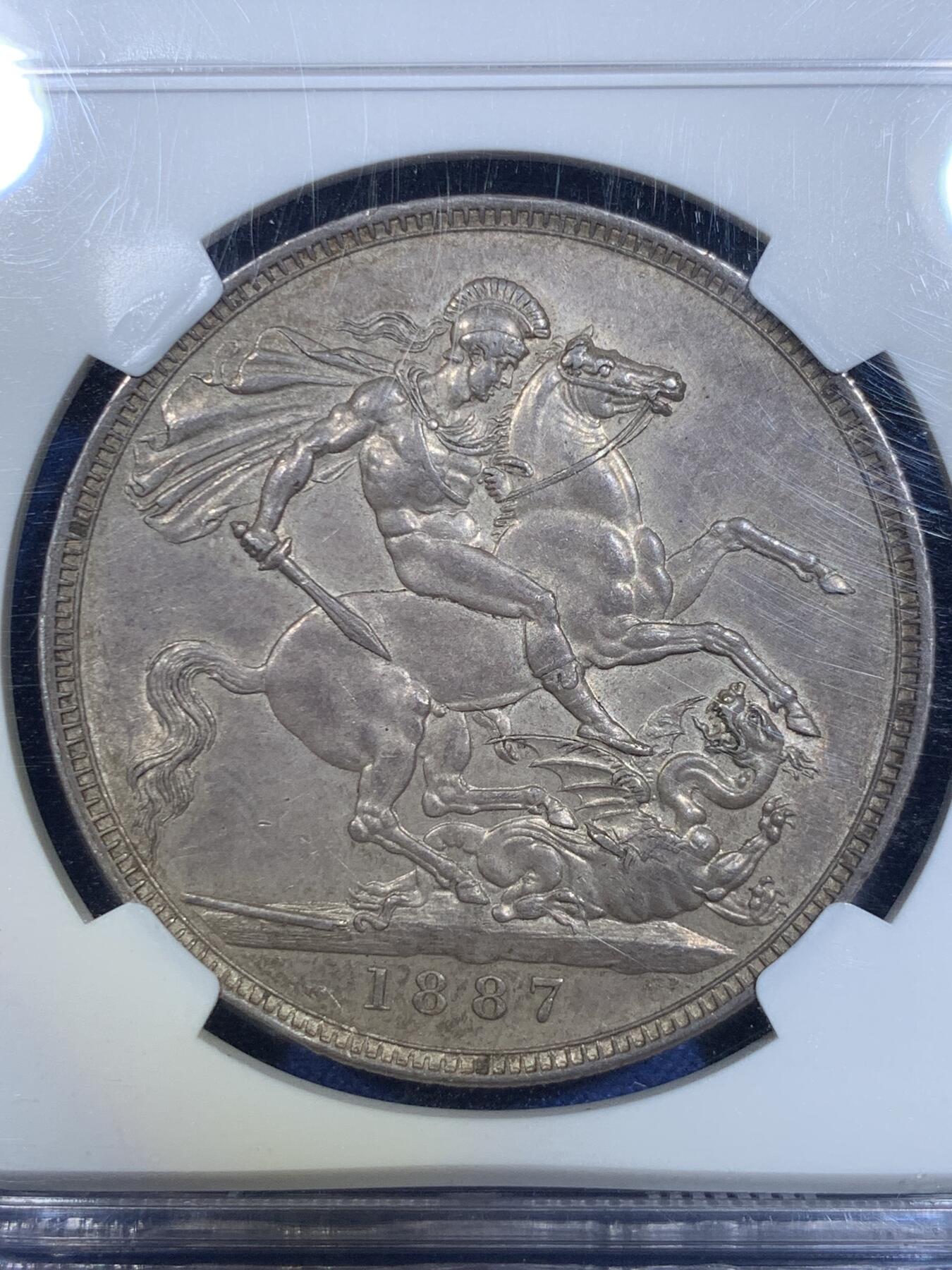 《竞宝斋》第297场- 周日，周一  2场连拍 （全场包邮） NGC MS63 英国1887维多利亚高冠马剑 原味老包浆 底板干净没有任何划痕