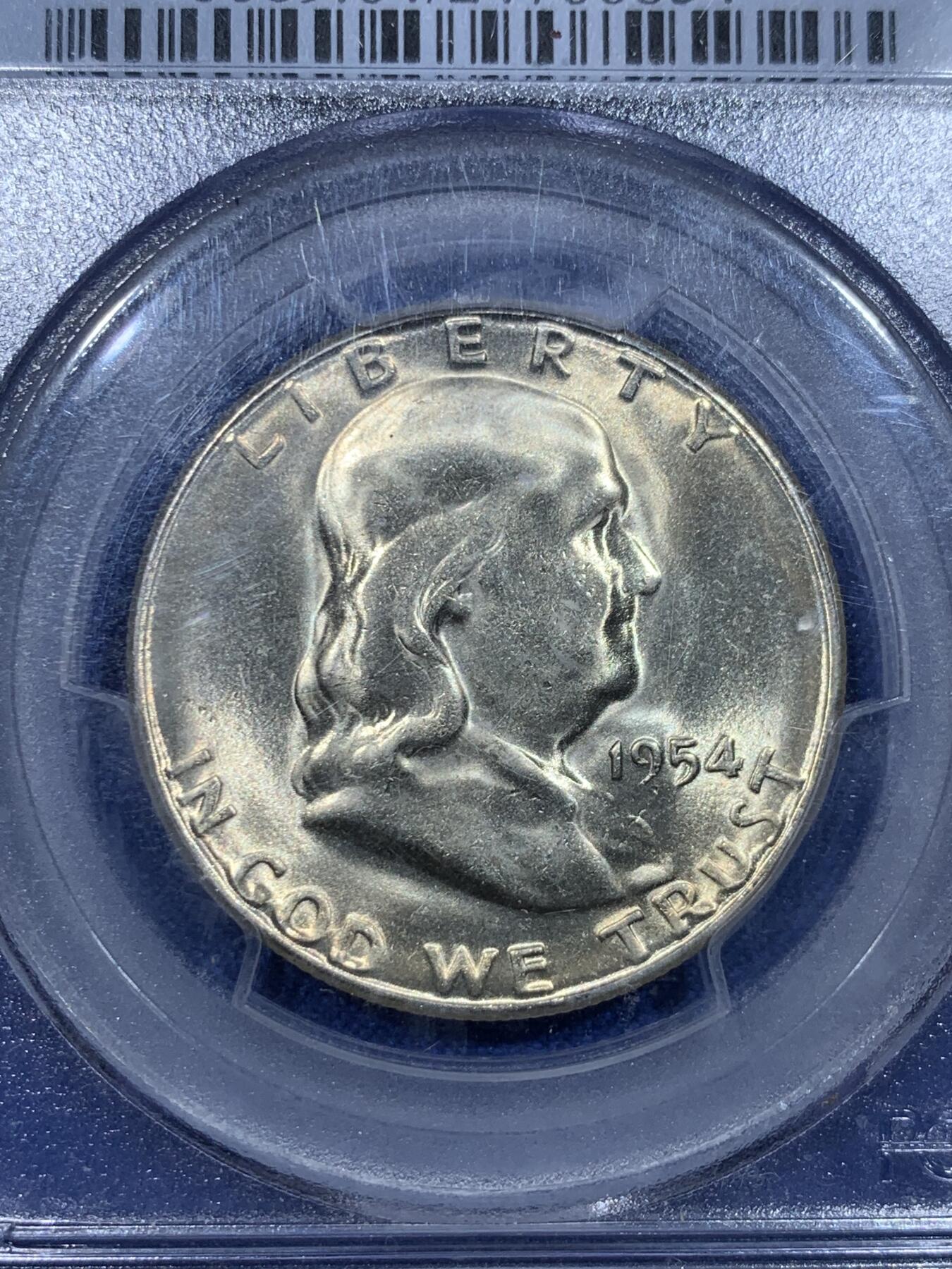 《竞宝斋》第297场- 周日，周一  2场连拍 （全场包邮） PCGS MS64 美国1954年富兰克林半美元50C，洛杉矶厂铸造。正面是本杰明·富兰克林的头像，背面为举世闻名的自由钟。整体金黄包浆，黄油原光充足，品相非常好。P盒老盒严评，官网指导价260CNY。