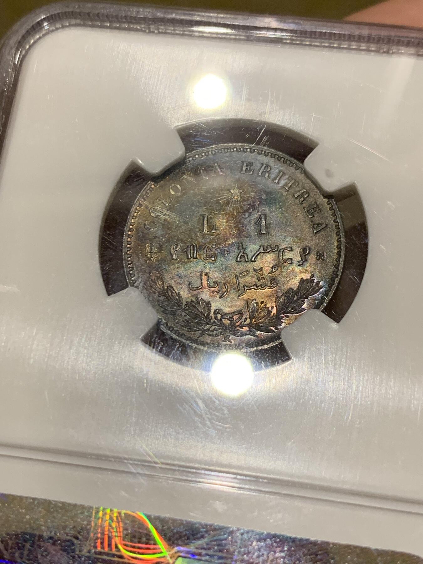《竞宝斋》第297场- 周日，周一  2场连拍 （全场包邮） NGC 3枚一组 意属厄立特里亚 1890 50C，1里拉，2里拉辅币一套。最顶级的状态，著名的Millenia旧藏。50c的63分，1里拉64分，2里拉65分。包浆一致，绚丽五彩。附上最近这三个品种的价格，1里拉还是62分的，三枚一共要两万六千多人民币。
