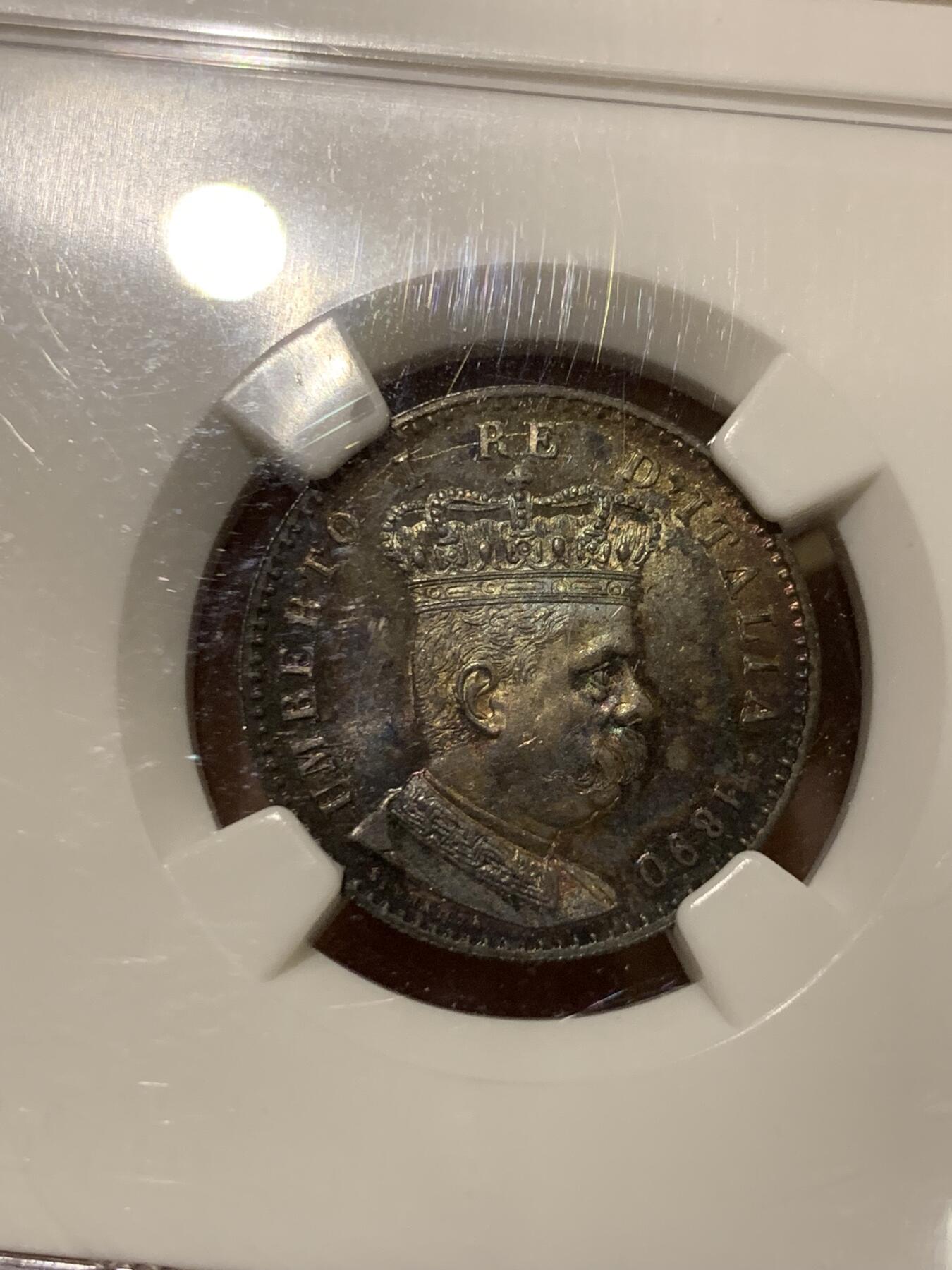 《竞宝斋》第297场- 周日，周一  2场连拍 （全场包邮） NGC 3枚一组 意属厄立特里亚 1890 50C，1里拉，2里拉辅币一套。最顶级的状态，著名的Millenia旧藏。50c的63分，1里拉64分，2里拉65分。包浆一致，绚丽五彩。附上最近这三个品种的价格，1里拉还是62分的，三枚一共要两万六千多人民币。
