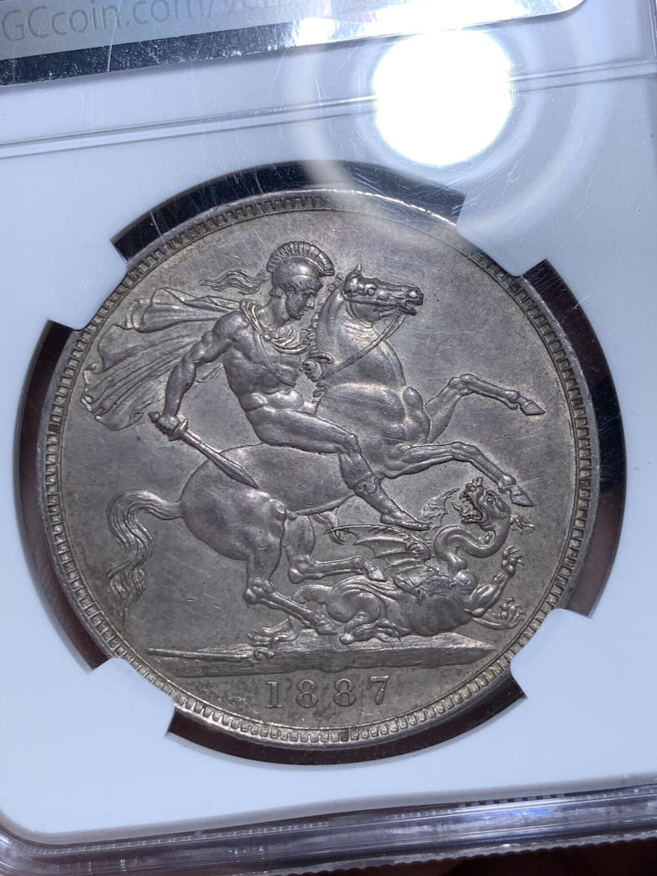 《竞宝斋》第297场- 周日，周一  2场连拍 （全场包邮） NGC MS63 英国1887维多利亚高冠马剑 原味老包浆 底板干净没有任何划痕