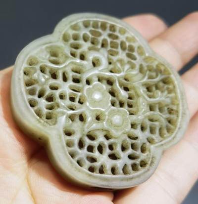 旧藏和田玉双面镂空精雕玉牌 旧藏和田玉双面镂空精雕玉牌