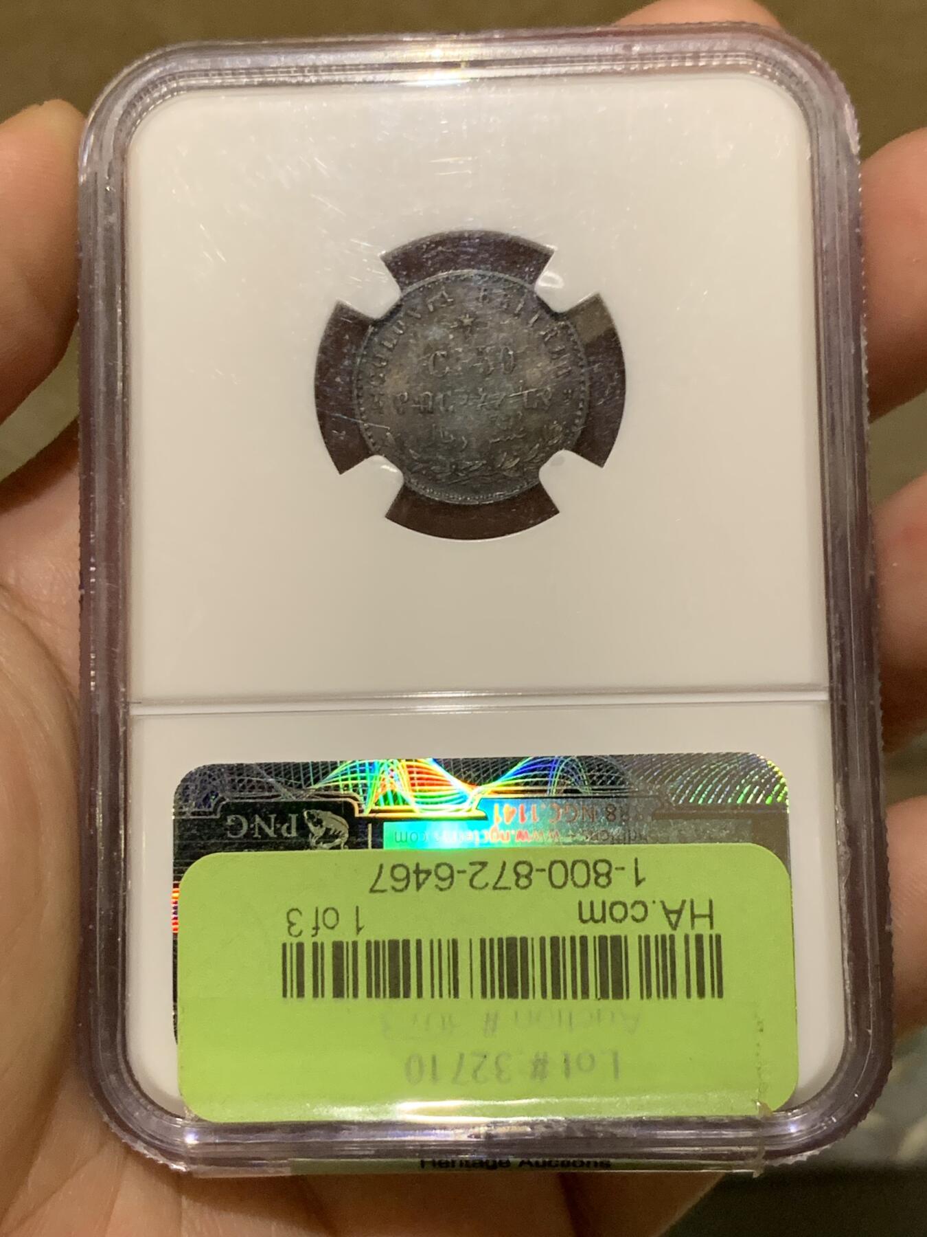 《竞宝斋》第297场- 周日，周一  2场连拍 （全场包邮） NGC 3枚一组 意属厄立特里亚 1890 50C，1里拉，2里拉辅币一套。最顶级的状态，著名的Millenia旧藏。50c的63分，1里拉64分，2里拉65分。包浆一致，绚丽五彩。附上最近这三个品种的价格，1里拉还是62分的，三枚一共要两万六千多人民币。