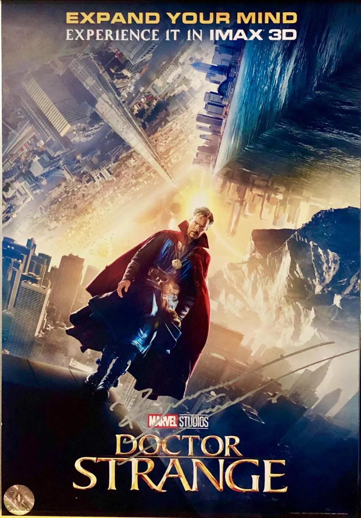 零元拍：《奇异博士》IMAX 原版海报，单人签名2张1套,“奇异博士”本尼迪克特·康伯巴奇和“古一法师” 蒂尔达·斯文顿亲笔签名，单张海报尺寸：285/420，海报后面有发黄。