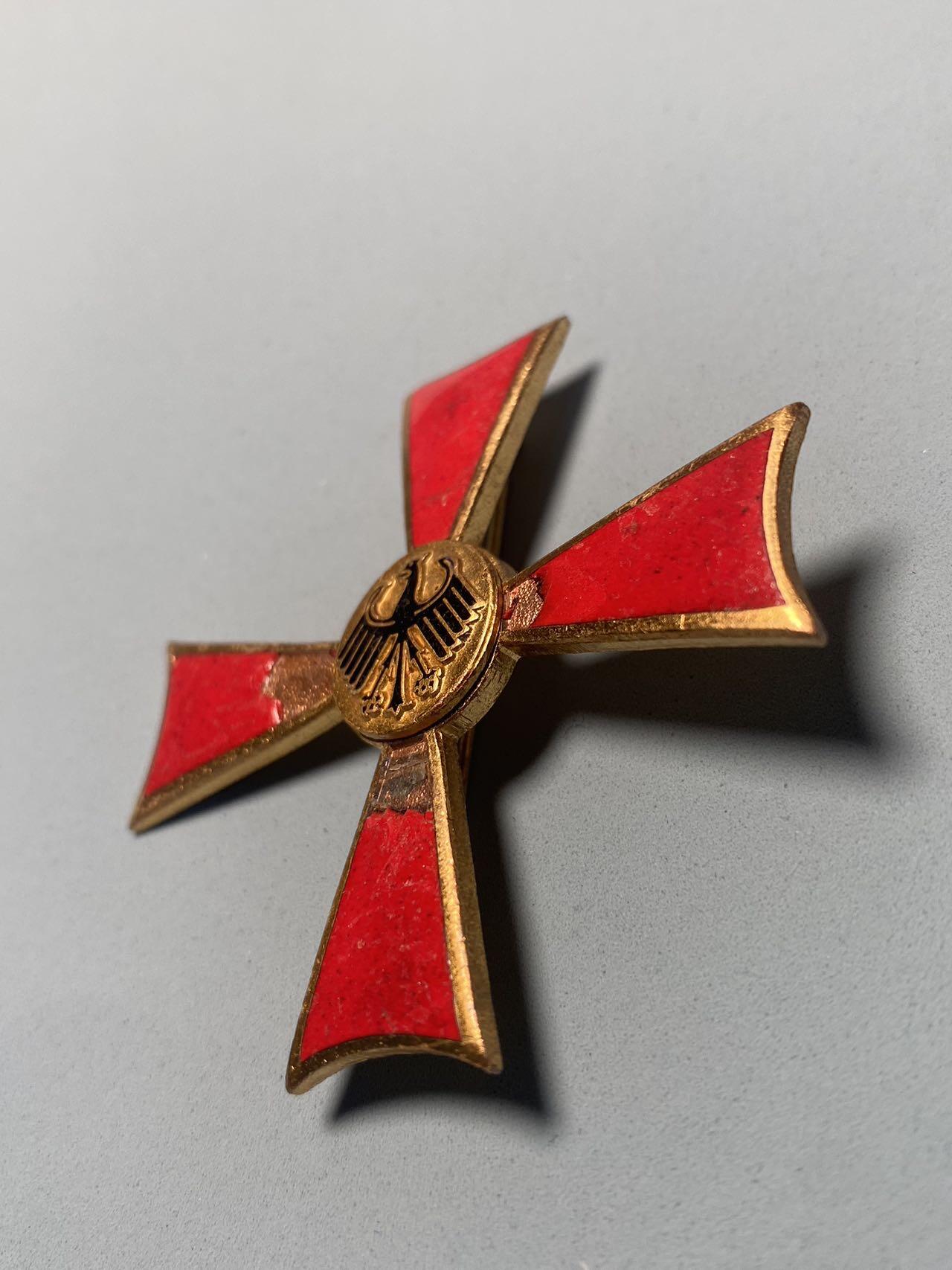 号角文化祝福各位藏友春节大吉马年入好藏 盛世勋华——号角文化勋章邮票专场拍卖第306期    联邦德国军官级功勋勋章 钢琴家郎朗就获得过该勋章