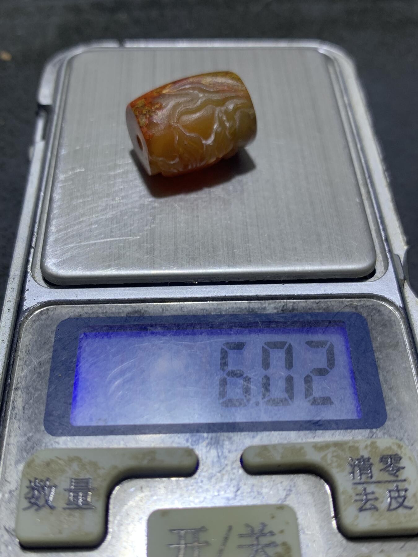 精美亚光冻料草花纹战国红玛瑙手工俏色巧雕富贵有鱼桶珠一个，