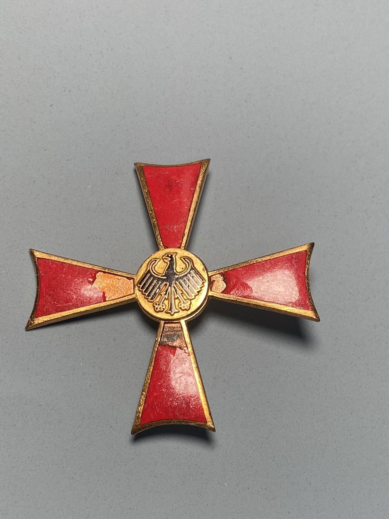 号角文化祝福各位藏友春节大吉马年入好藏 盛世勋华——号角文化勋章邮票专场拍卖第306期    联邦德国军官级功勋勋章 钢琴家郎朗就获得过该勋章