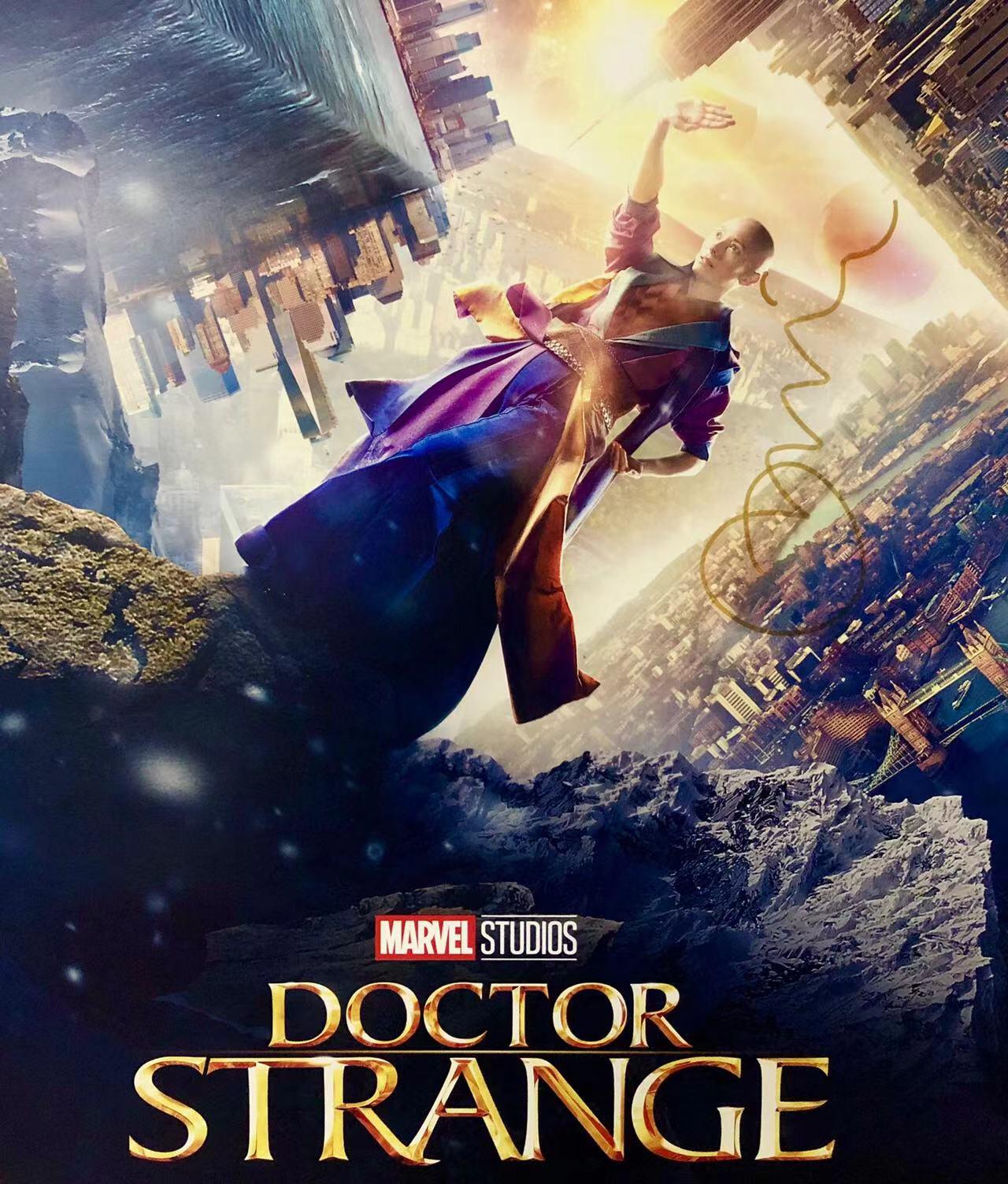 零元拍：《奇异博士》IMAX 原版海报，单人签名2张1套,“奇异博士”本尼迪克特·康伯巴奇和“古一法师” 蒂尔达·斯文顿亲笔签名，单张海报尺寸：285/420，海报后面有发黄。