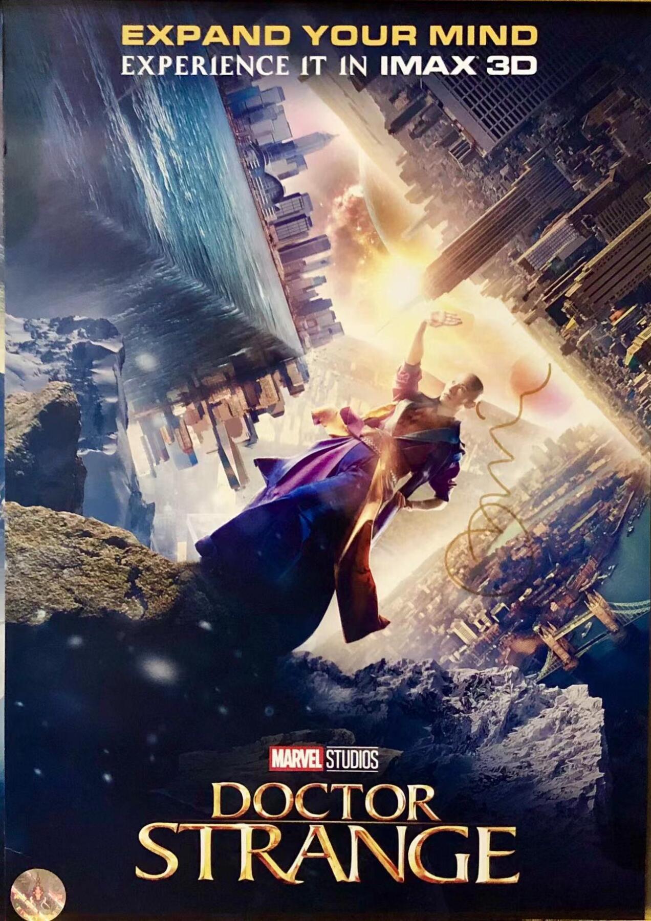 零元拍：《奇异博士》IMAX 原版海报，单人签名2张1套,“奇异博士”本尼迪克特·康伯巴奇和“古一法师” 蒂尔达·斯文顿亲笔签名，单张海报尺寸：285/420，海报后面有发黄。