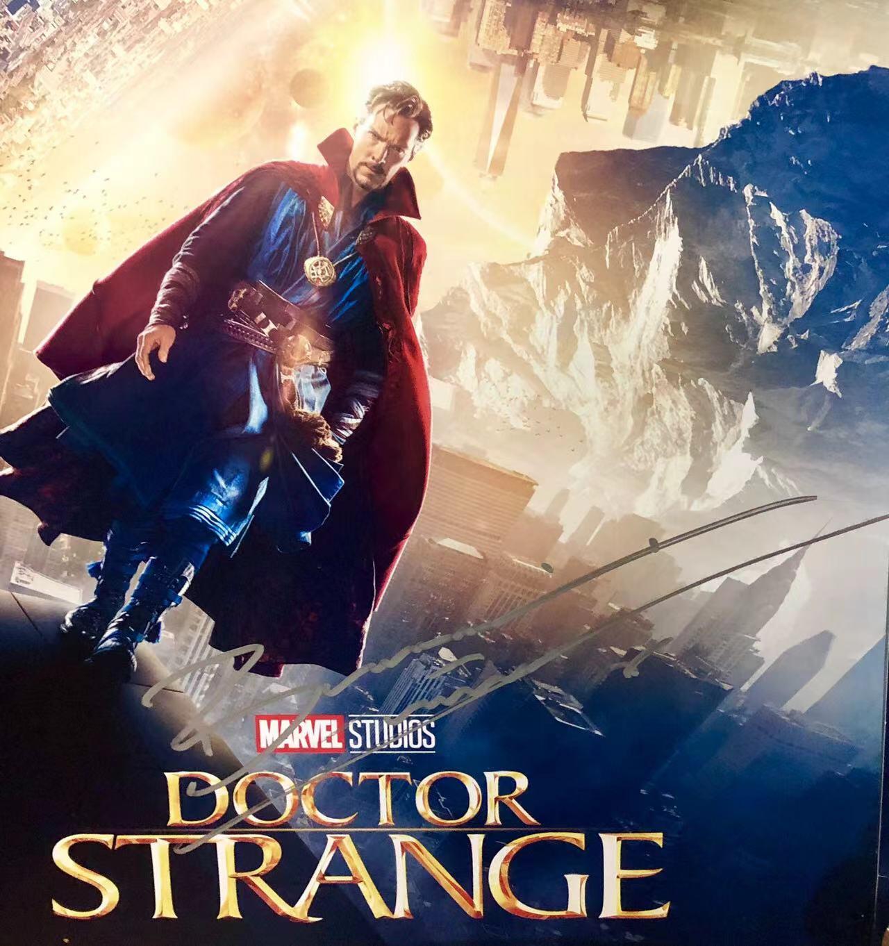 零元拍：《奇异博士》IMAX 原版海报，单人签名2张1套,“奇异博士”本尼迪克特·康伯巴奇和“古一法师” 蒂尔达·斯文顿亲笔签名，单张海报尺寸：285/420，海报后面有发黄。