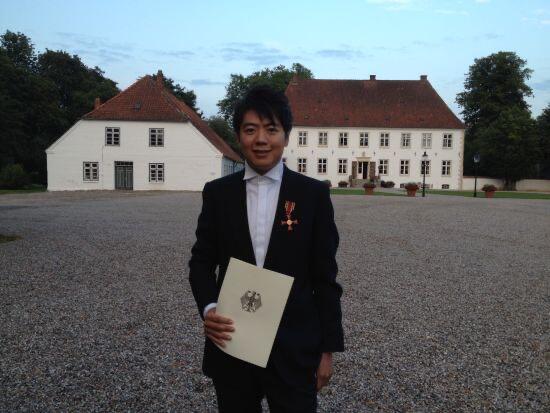 号角文化祝福各位藏友春节大吉马年入好藏 盛世勋华——号角文化勋章邮票专场拍卖第306期    联邦德国军官级功勋勋章 钢琴家郎朗就获得过该勋章