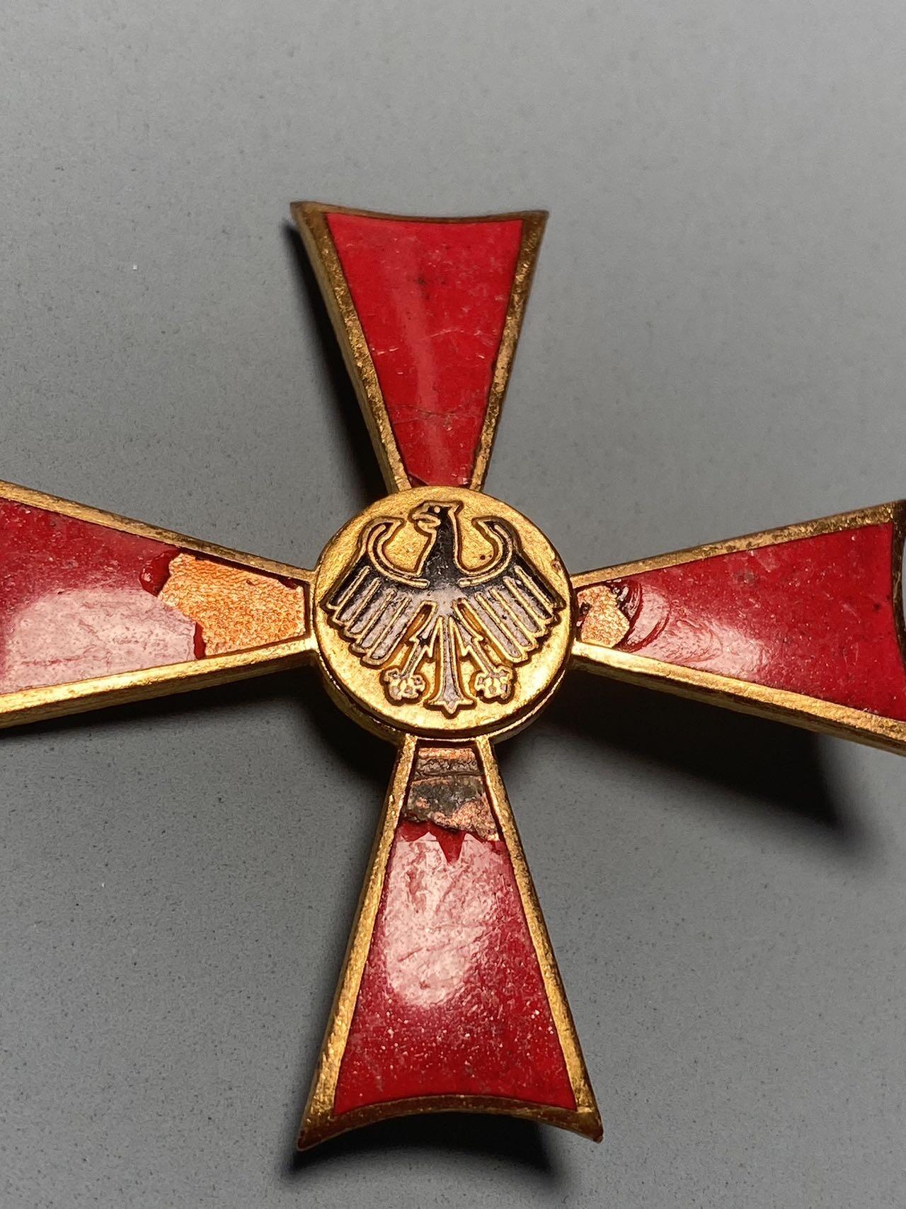 号角文化祝福各位藏友春节大吉马年入好藏 盛世勋华——号角文化勋章邮票专场拍卖第306期    联邦德国军官级功勋勋章 钢琴家郎朗就获得过该勋章