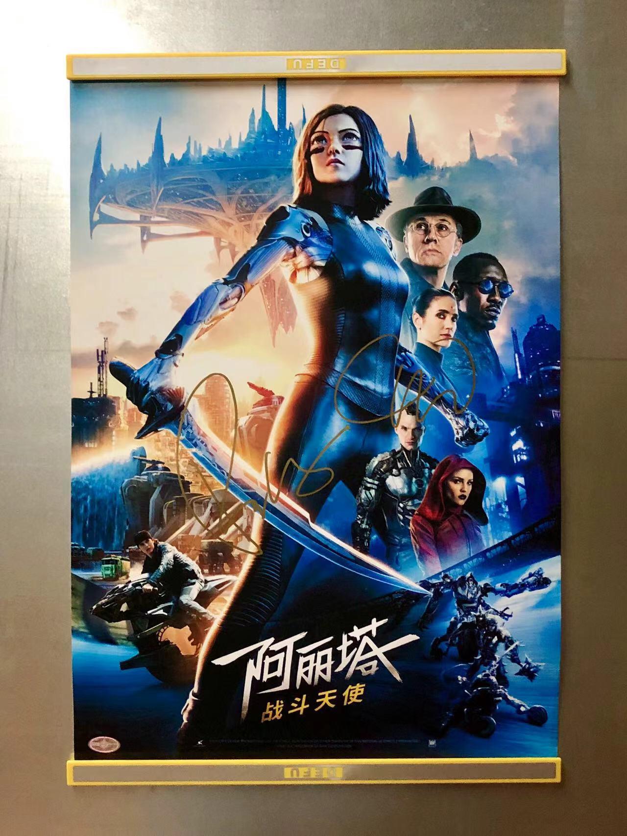 零元拍：《阿丽塔 战斗天使》鬼才导演罗伯特·罗德里格兹，“依德医生”克里斯托弗·瓦尔兹，2人亲笔签名电影原版海报。尺寸295X420MM，顶部有轻微撕裂约7毫米，介意勿拍