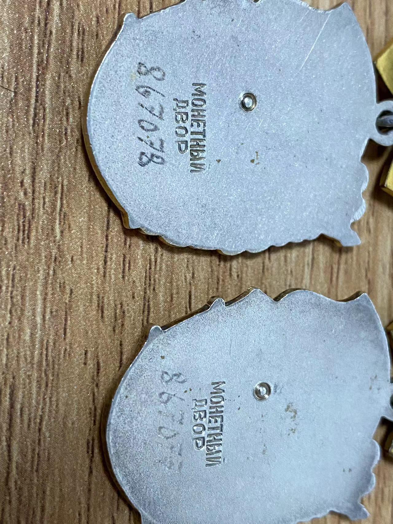苏联勋章奖章8月14日拍卖8月22日晚上九点结束在麦稀奇 苏联一级母亲连号867077    867078两枚 珐琅无磕碰 超美品 镀金都是特别亮的 人物清晰 非常难得的品相 后期颁发。
