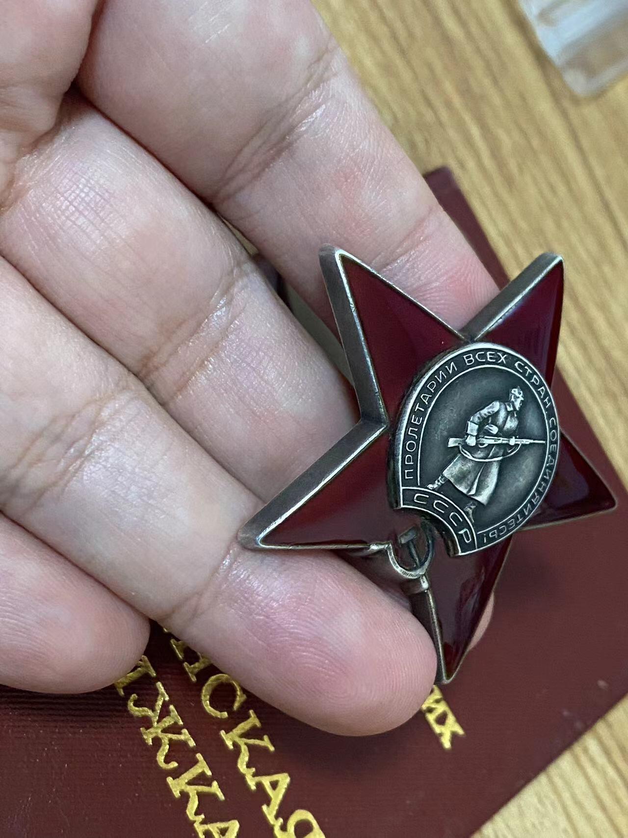 苏联勋章奖章8月14日拍卖8月22日晚上九点结束在麦稀奇 苏联红星补授带证3587429 极品品相 后期大号 根据证书上的颁发时间均令为08 июня 1967 г. » …за ранение» 但是可惜的是没查到奖励卡 Якубов Николай Павлович 