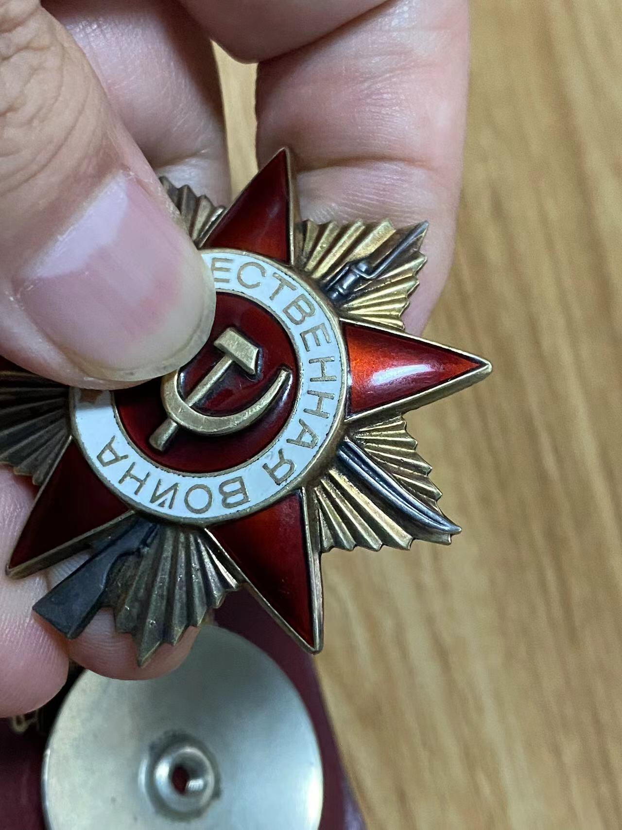苏联勋章奖章8月14日拍卖8月22日晚上九点结束在麦稀奇 苏联一级为国85版  1049935 珐琅很好无磕碰 带证件 镀金部分如图  Волосиенко Александр Григорьевич 独立侦察连 有一些资料 得过二三级光荣 喜欢的可以自己去查查 仅作参考  