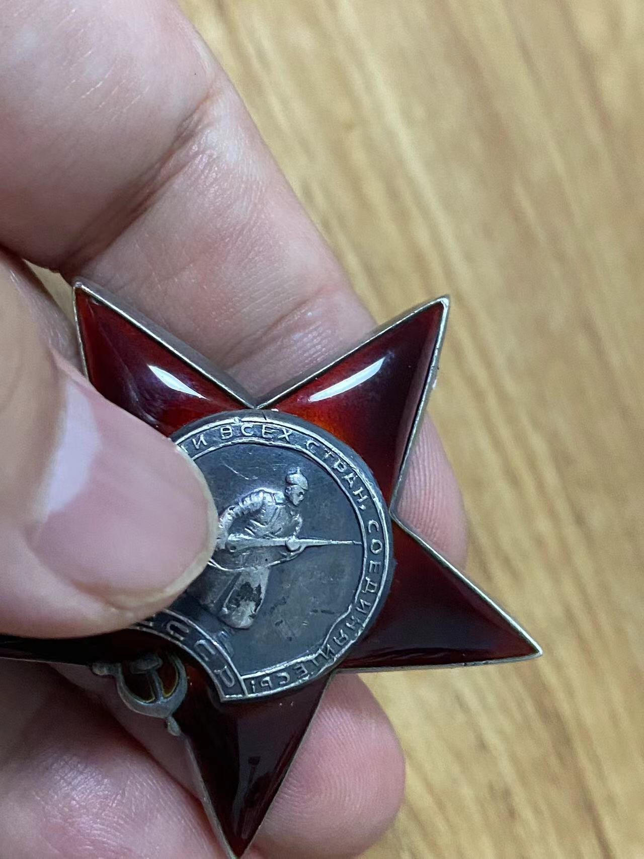 苏联勋章奖章8月14日拍卖8月22日晚上九点结束在麦稀奇 苏联红星2072564 MZPP珠宝局版本 极品品相连轻微佩戴痕迹都几乎找不到 高炮团粮秣供应主任 Зангиев Заур Константинович登记卡没翻译 奖励卡翻译了 运粮官事迹也不错