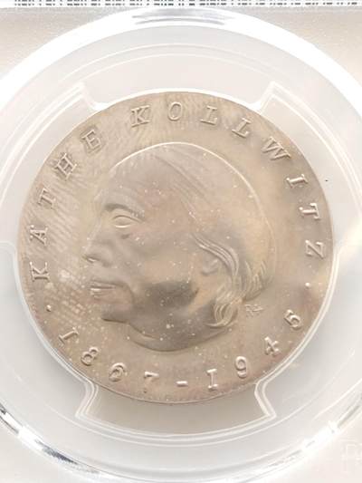 布加迪🐬～世界钱币(上海)🌾第 139 期 /  🇩🇪🇲🇺各国评级币及散币 - 民主德国 1967年 10马克 评级纪念银币 艺术家珂勒惠支诞辰100周年