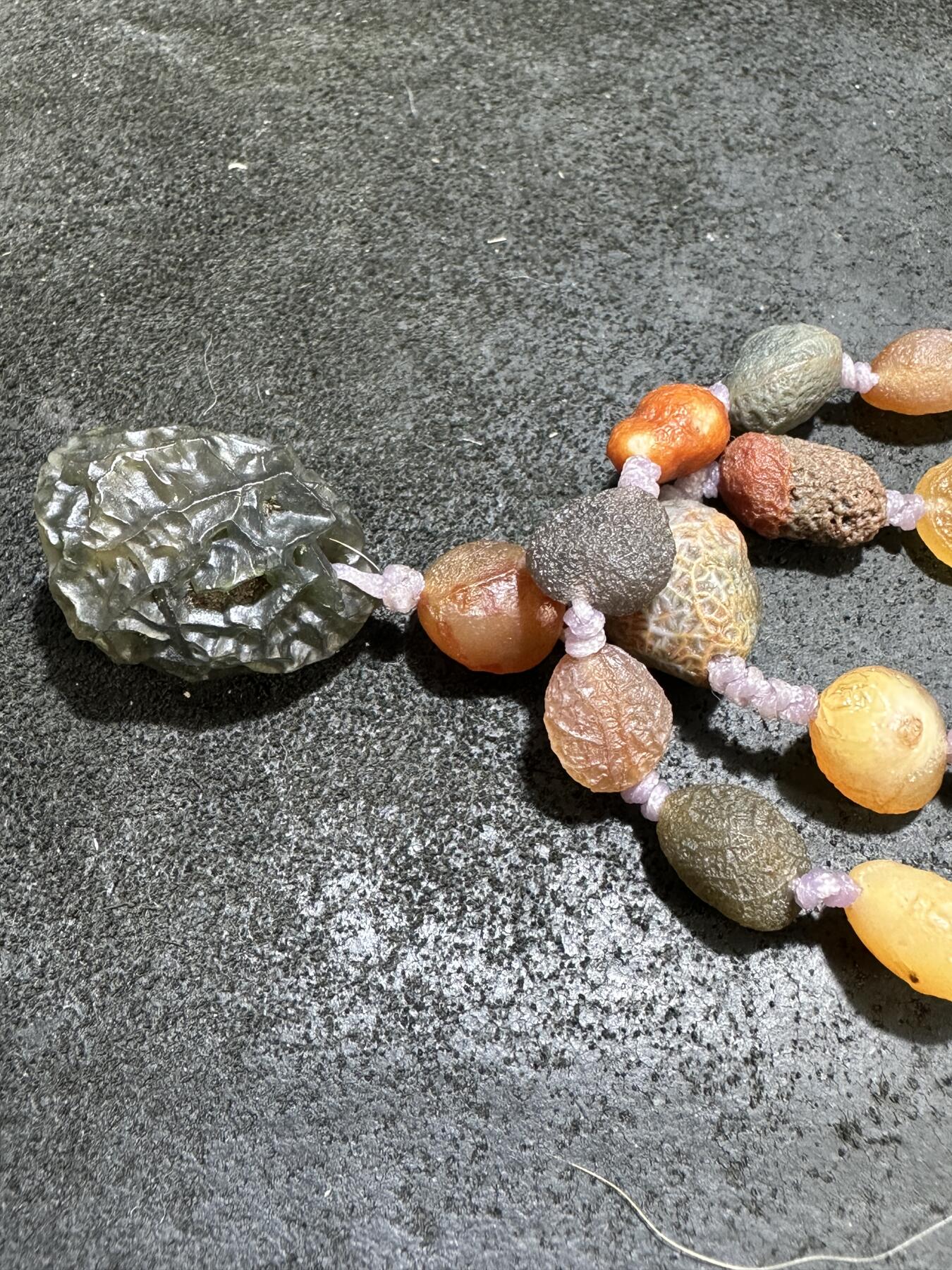 精美罕见天然阿拉善毛线团筋脉玛瑙项链一条。