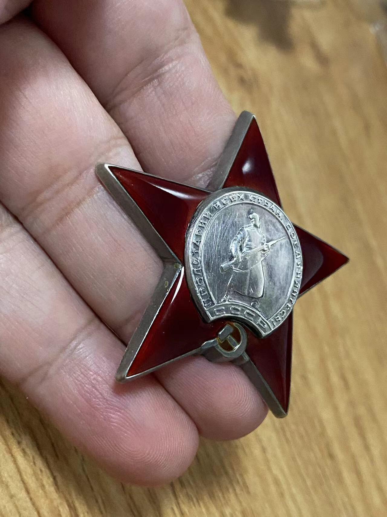 苏联勋章奖章8月14日拍卖8月22日晚上九点结束在麦稀奇 苏联红星1252004 品相很好 击落一架FW190 服役期间四架 二为降级 高炮团火炮表尺手 Котков Иван Максимович 有登记卡未翻译 奖励卡翻译了