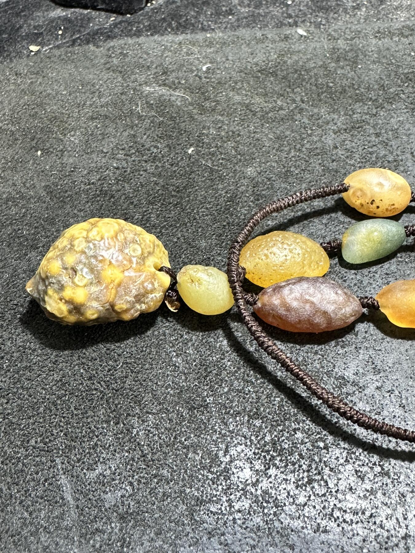 精美戈壁彩珠玛瑙筋脉吊坠原石项链一条，