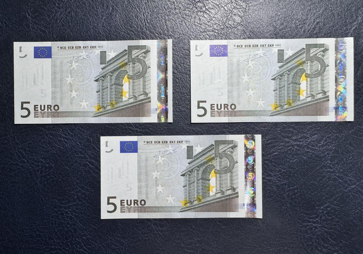 收藏联盟Quantum Auction 第369期拍卖  欧盟国家爱尔兰2002年5欧元三张 品相UNC 号码全程无4 两张有纸张褶皱