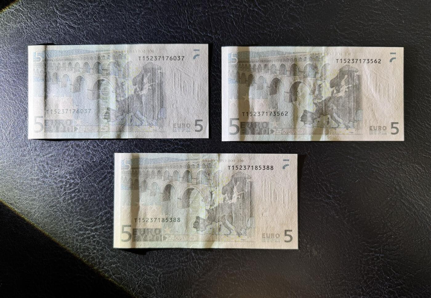 收藏联盟Quantum Auction 第369期拍卖  欧盟国家爱尔兰2002年5欧元三张 品相UNC 号码全程无4 两张有纸张褶皱