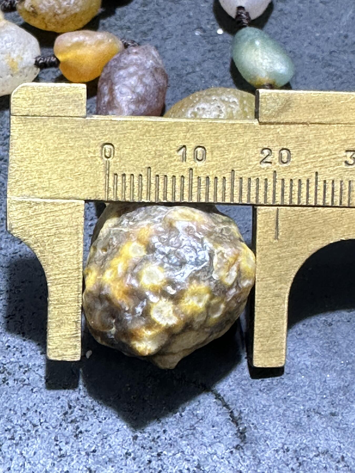 精美戈壁彩珠玛瑙筋脉吊坠原石项链一条，