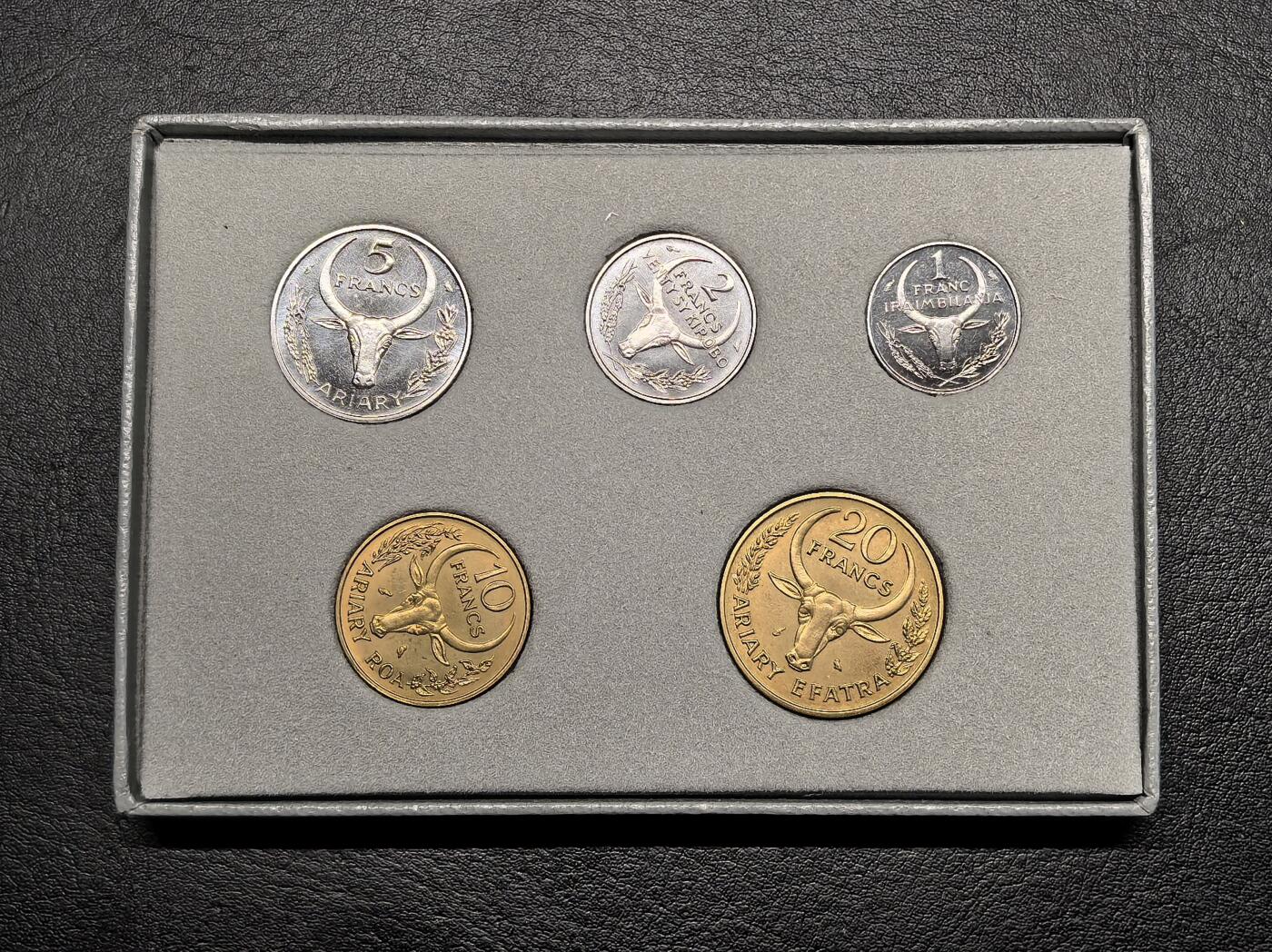 凡希社世界钱币微拍第二百八十一期 1970马达加斯加FDC五枚套，原厂包装，品相极好。
