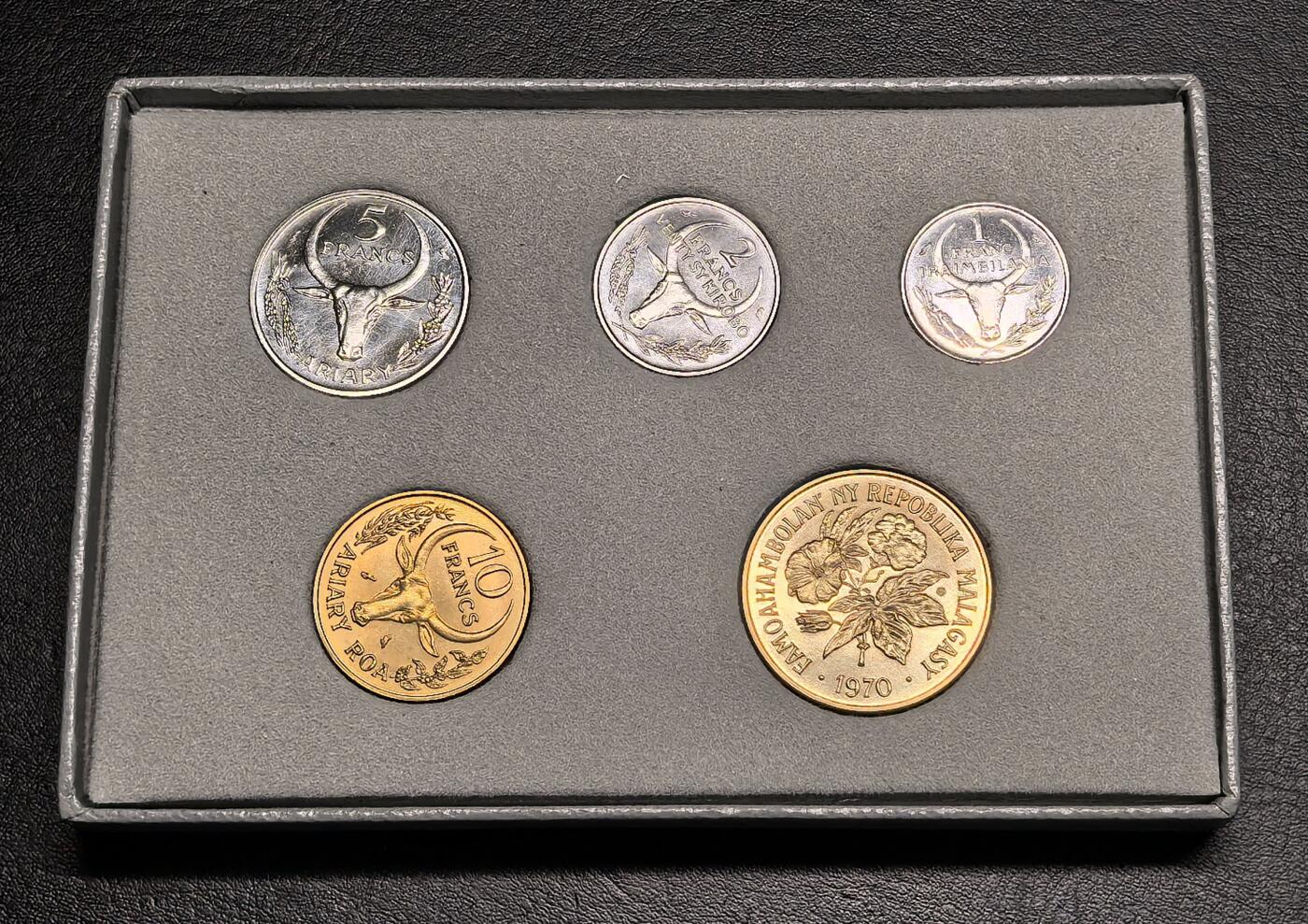 凡希社世界钱币微拍第二百八十一期 1970马达加斯加FDC五枚套，原厂包装，品相极好。