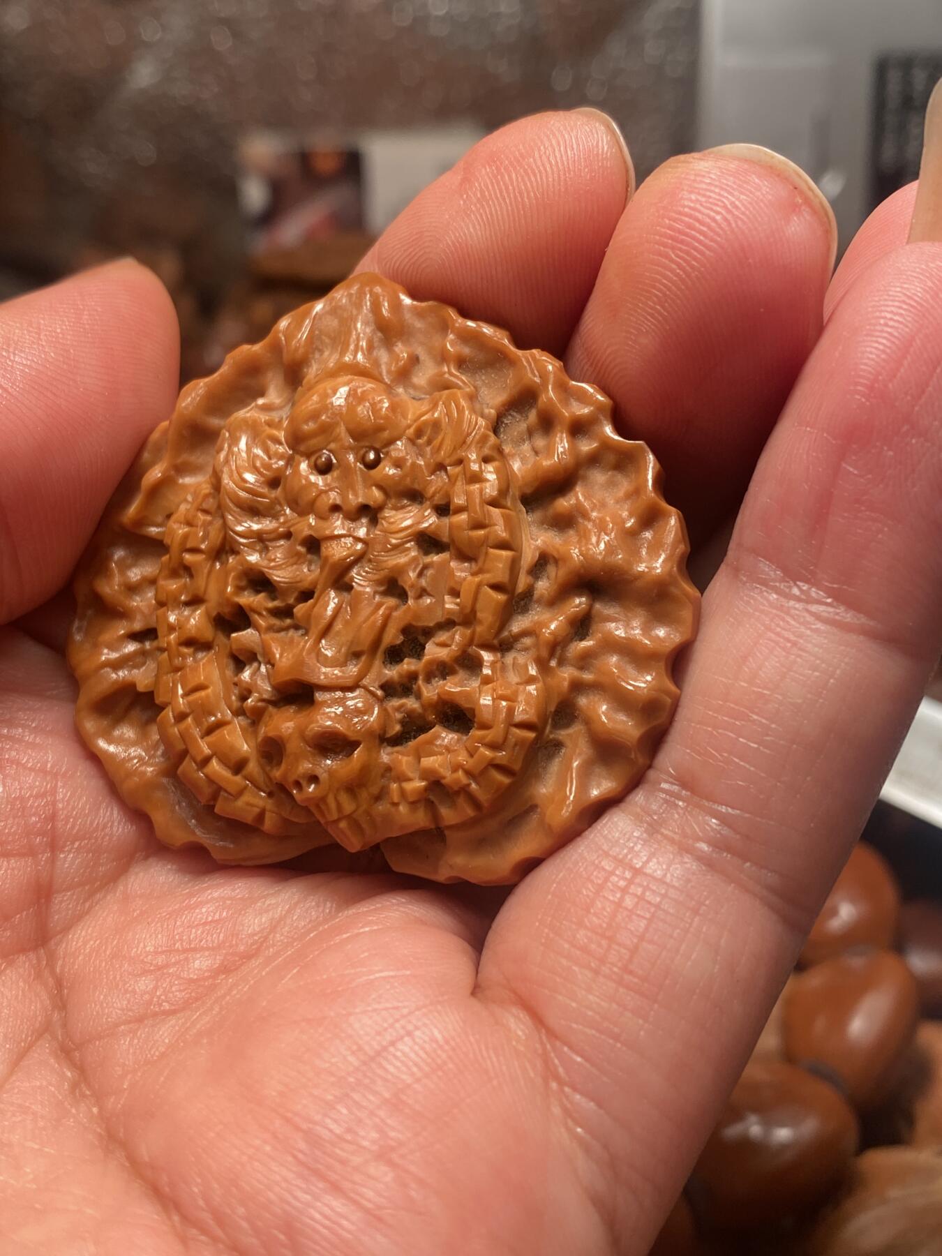 苏工核雕放漏价 苏工核雕，纯手工雕刻，核桃雕，地府款式黑白无常，新颖题材，非市场通货，尺寸4。9喜欢的来