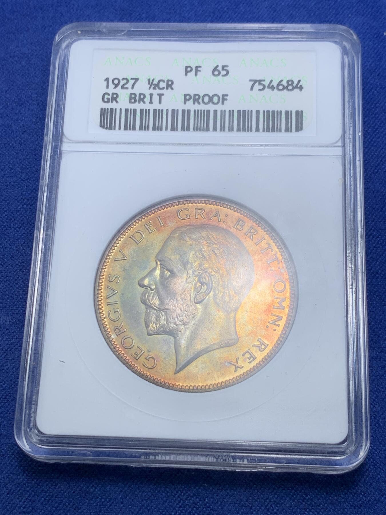 《竞宝斋》第298场- 周日，周一  2场连拍 （全场包邮） ANACS PF65 1927英国乔五精铸半克朗银币，绚烂彩虹包浆，65完美状态，极为养眼的一颗。经典小白盒，玲珑可爱，重评加分利器