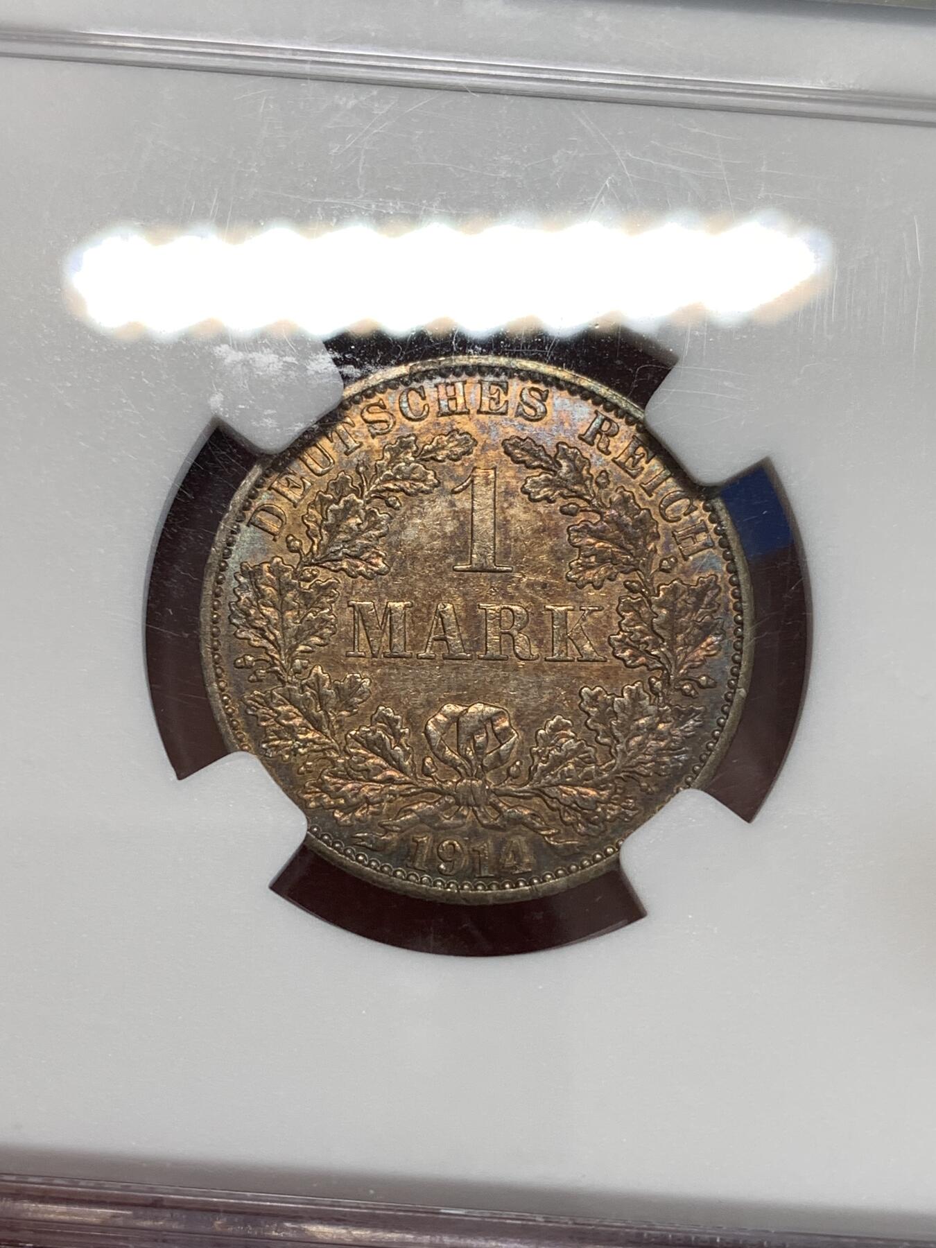 《竞宝斋》第298场- 周日，周一  2场连拍 （全场包邮） NGC MS62 1914年A版普鲁士一马克  正面环彩包浆相当漂亮 玩彩的德系玩家不可错过的一枚