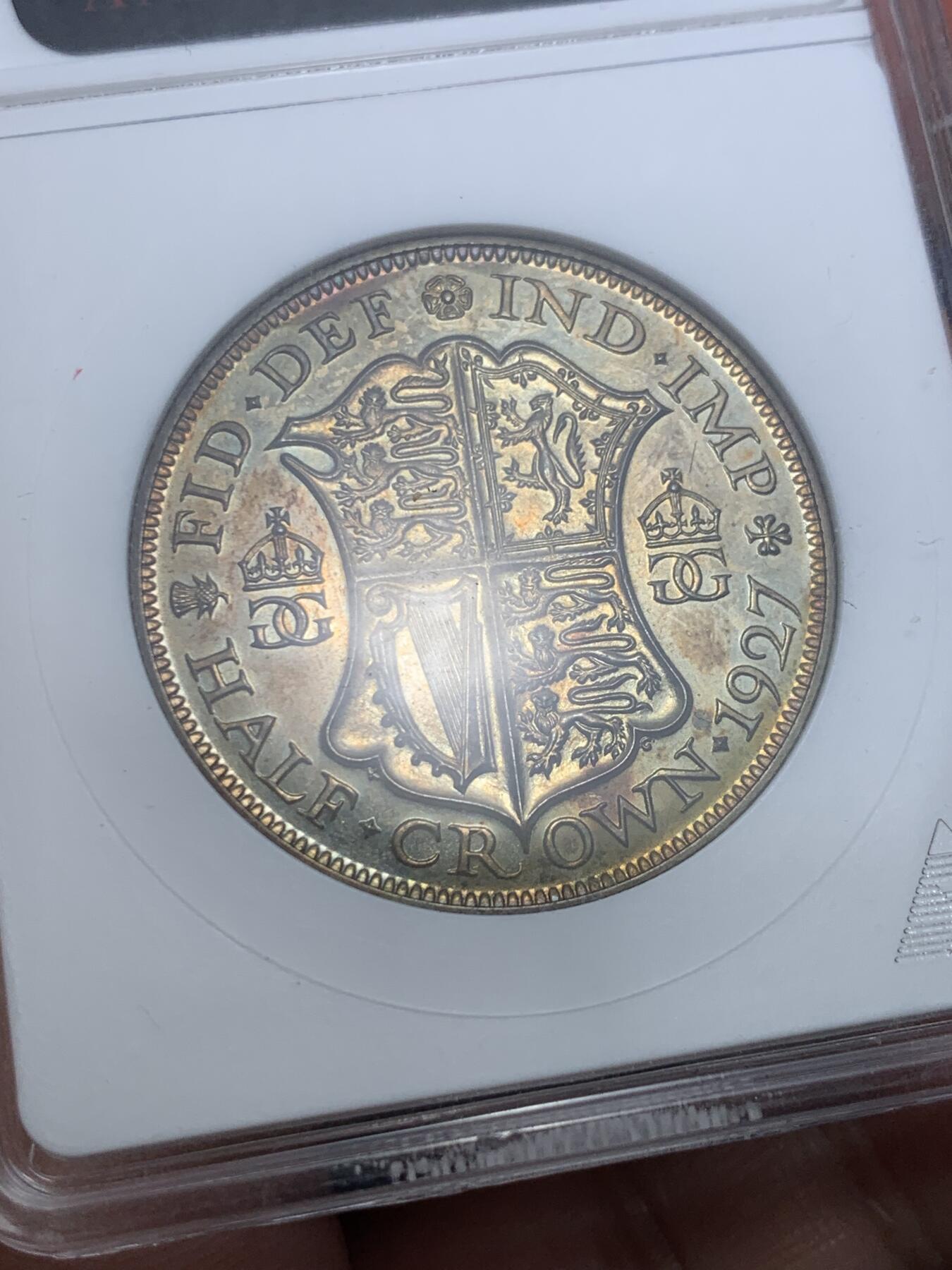 《竞宝斋》第298场- 周日，周一  2场连拍 （全场包邮） ANACS PF65 1927英国乔五精铸半克朗银币，绚烂彩虹包浆，65完美状态，极为养眼的一颗。经典小白盒，玲珑可爱，重评加分利器